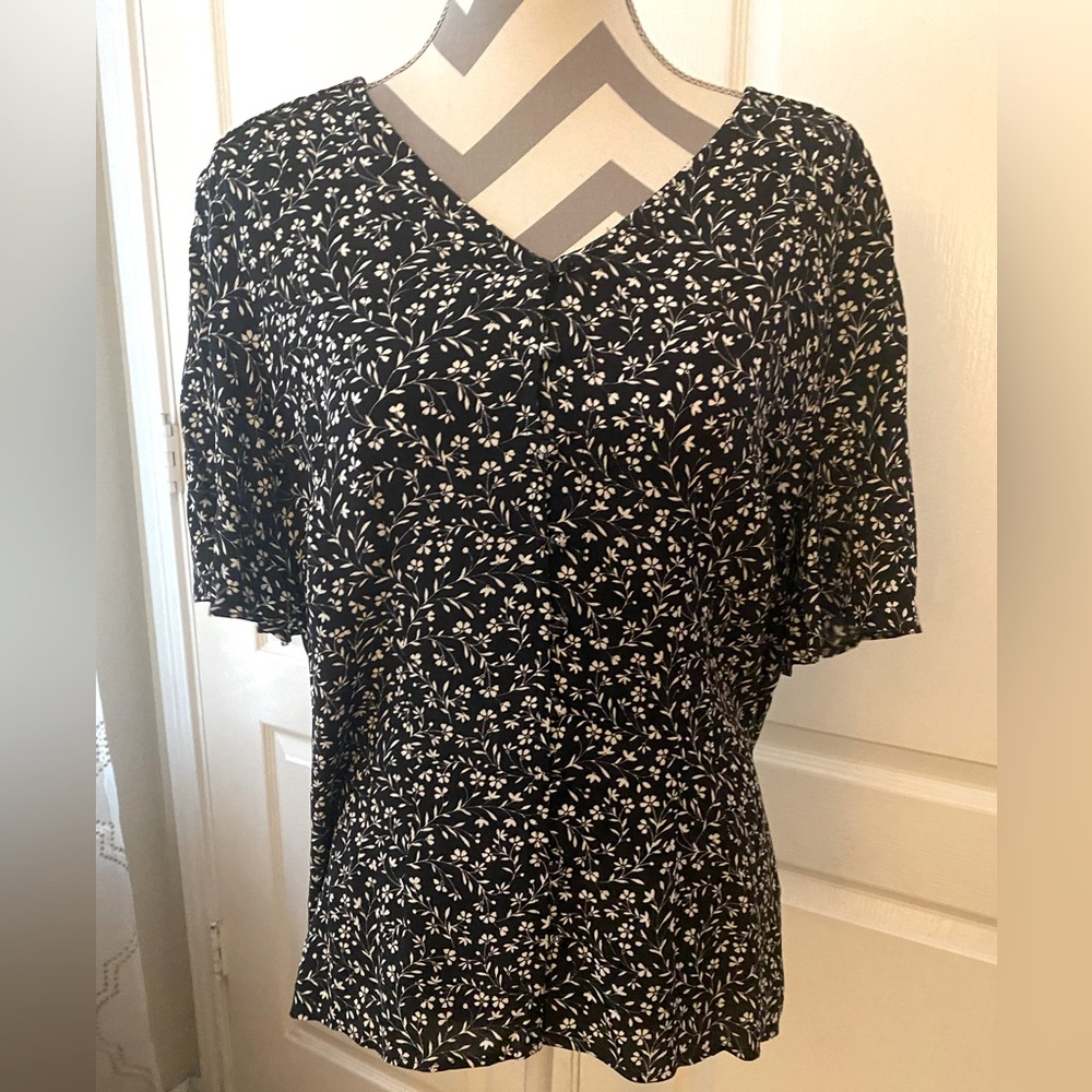 Talbots black/ white very pretty top. Size 12. New with tags.